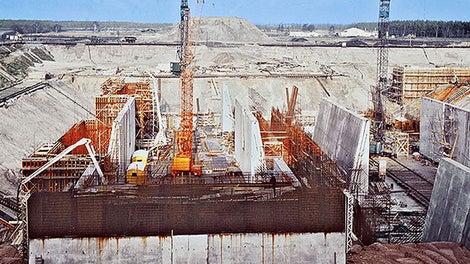 <p>The world&amp;acute;s biggest twin vertical ship lift close to L&amp;uuml;neburg in Germany connects the Mittelland Canal and the River Elbe, bridging a height difference of 38 m. It is the first major contract for PERI. Extra-long T 70 formwork girders are used for the construction.</p><br/>