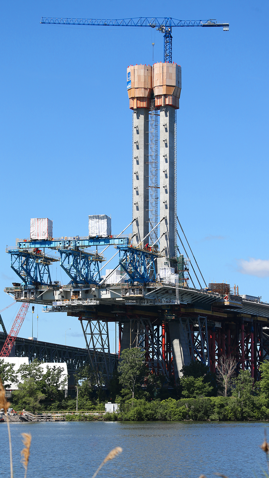 The new Champlain Bridge changes the urban look of Montreal and becomes a new symbol for the metropolis.