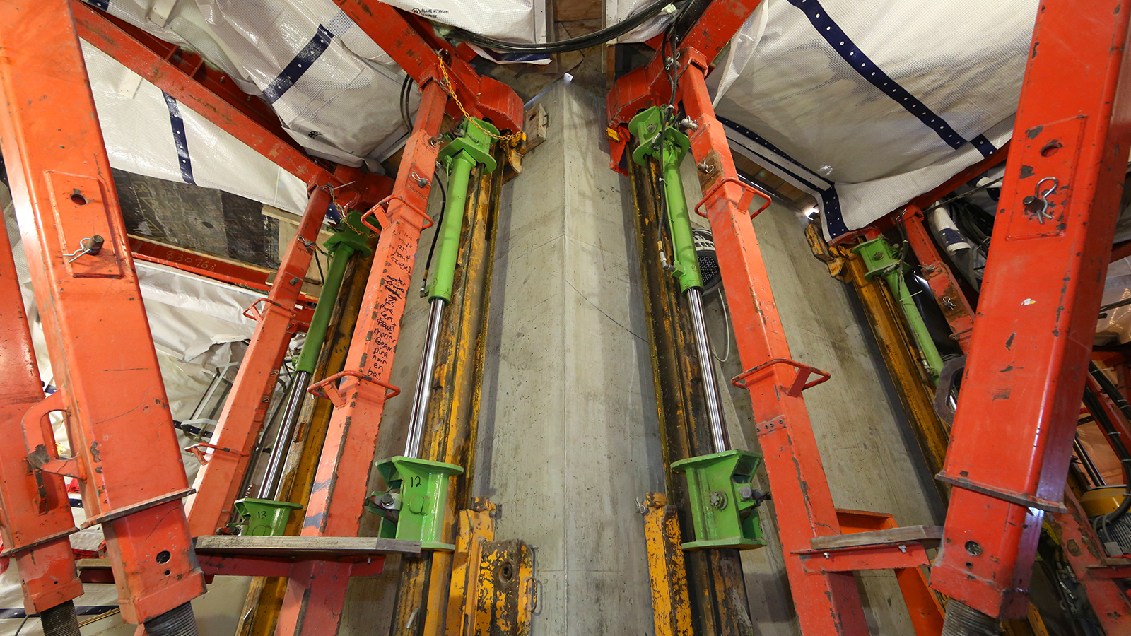 The hydraulic climbing mechanism is the heart of the ACS System. The controlled hydraulic device safely self-climbs the formwork to the next segment of the pylon.