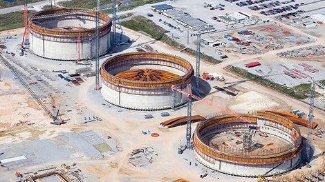 <p>In the US federal state of Louisiana, three giant liquefied natural gas tanks are built with PERI know-how. Each structure has a diameter of 80 m and wall heights of 44 m.</p><br/>